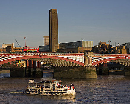 英格兰,伦敦,黑衣修道士桥,旅行,布莱克费尔斯路,桥,高耸,烟囱,泰特现代美术馆,背景