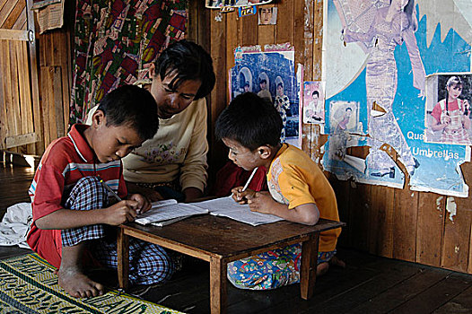孩子,家庭作业,房子,乡村,茵莱湖,掸邦,37岁,银,手工艺品,工作间,妻子,40岁,编织