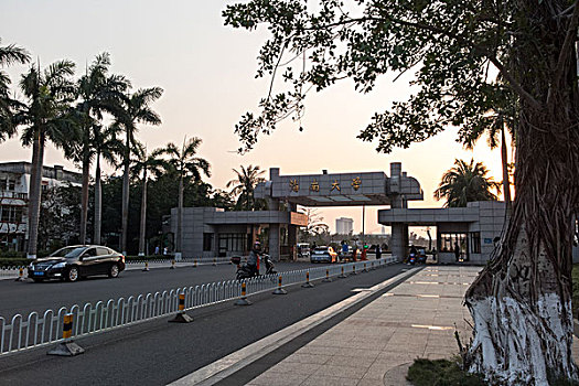 海南大学