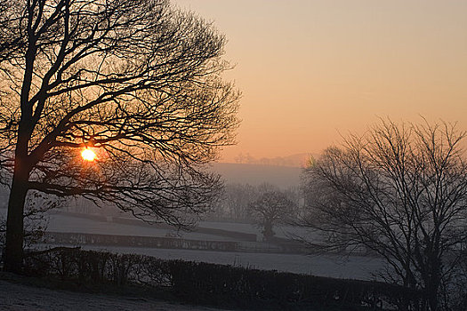威尔士,波厄斯郡,布雷肯灯塔国家公园,冬天,日出,上方,乡村