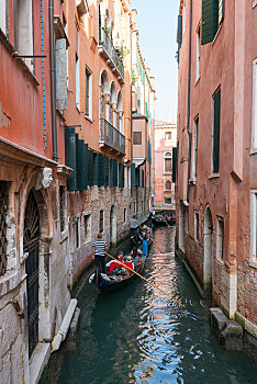 意大利威尼斯街道运河上的贡多拉