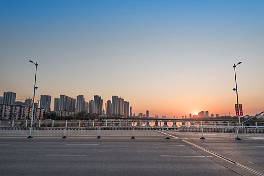 秋季中国抚顺夕阳下的跨河大桥道路