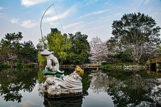 杭州花港观鱼钓鱼小童雕像