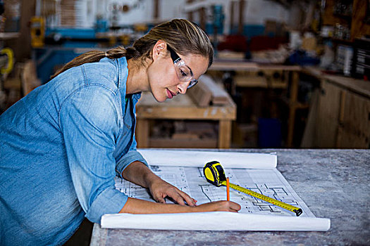 女性,木匠,标记,蓝图,工作间