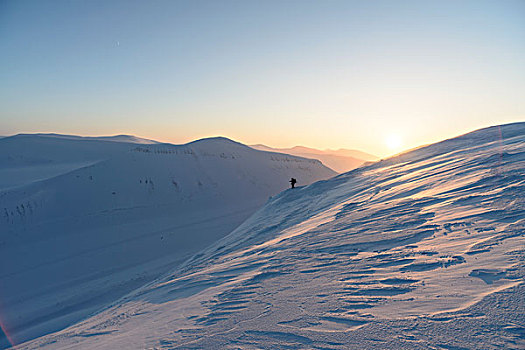 滑雪,登山,看,右边,下降,第一,晨光,后面,朗伊尔城,斯瓦尔巴特群岛,挪威,欧洲