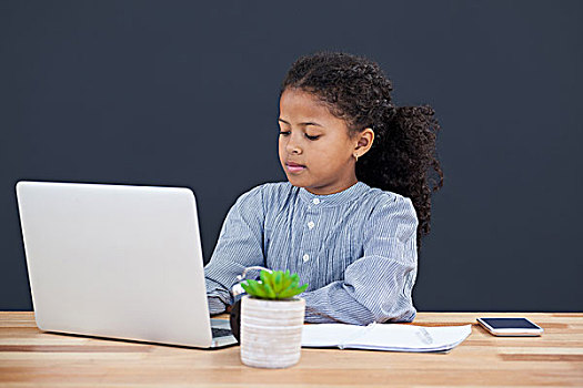 职业女性,卷发,使用笔记本,电脑,书桌,黑色背景