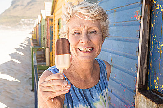 头像,高兴,老年,女人,拿着,冰淇淋,站立,小屋,海滩