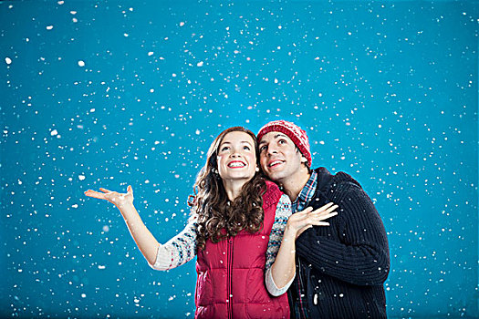 微笑,伴侣,搂抱,雪中