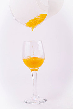 将倒橙汁到玻璃杯中