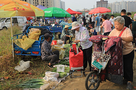 山东省日照市,实拍后滩西集市,熙熙攘攘的人群,满满的人间烟火气息