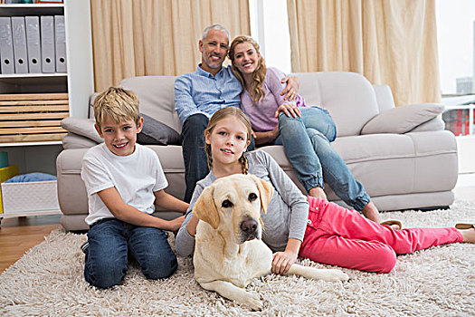 父母,孩子,沙发,拉布拉多犬
