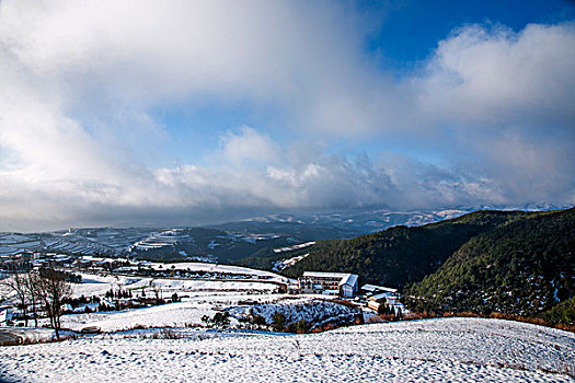 云南东川雪后红土地