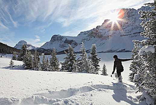 加拿大,艾伯塔省,班芙国家公园,女人,雪鞋,深,雪,山,湖