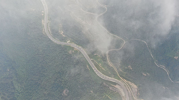 山东省日照市,云雾环绕下的盘山公路恍如仙境