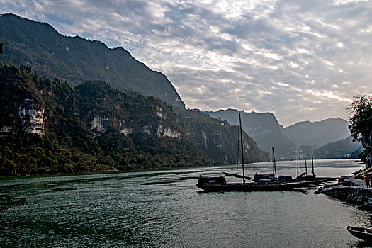 湖北夷陵长江三峡灯影峡里的峡江帆船