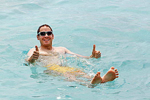男人,漂浮,水中,泻湖,竖大拇指,手势,马尔代夫,印度洋