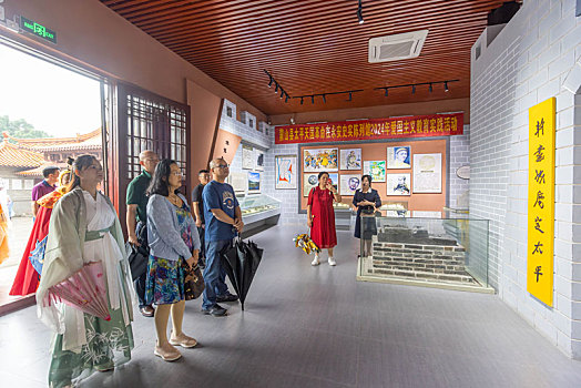 广西蒙山,游客参观太平天国在永安史实陈列馆