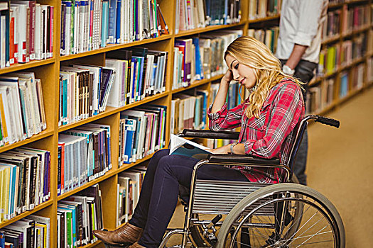学生,轮椅,交谈,同学,图书馆