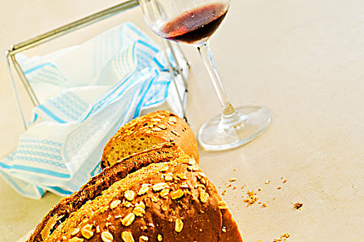面包片,红酒杯,餐巾,背景