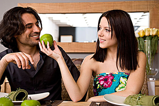 年轻,情侣,餐桌,女人,给,男人,苹果