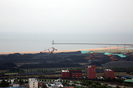 山东省日照市,暴雨突袭,马路秒变停车场,有人堵在路上2个小时