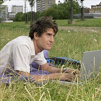 男青年,笔记本电脑,卧,公园