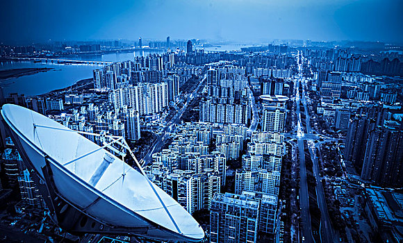 城市上空的卫星信号接收机