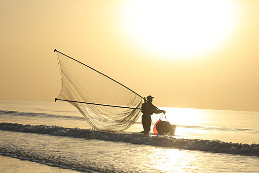 流传千年的渔民技艺,踩着高跷捕小虾成了美丽风景