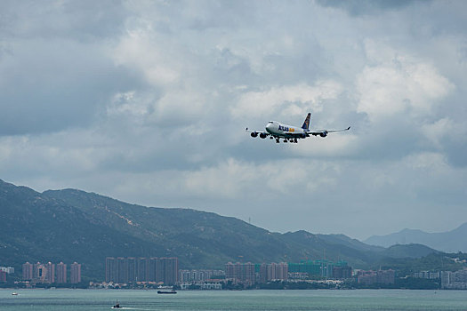 一架美国阿特拉斯航空的货机正降落在香港国际机场