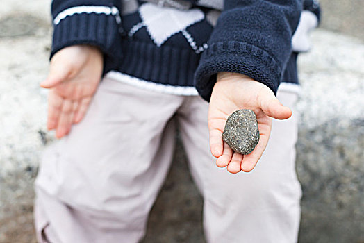 男孩,拿着,石头,手,熊,溪流,公园,萨里,不列颠哥伦比亚省,加拿大