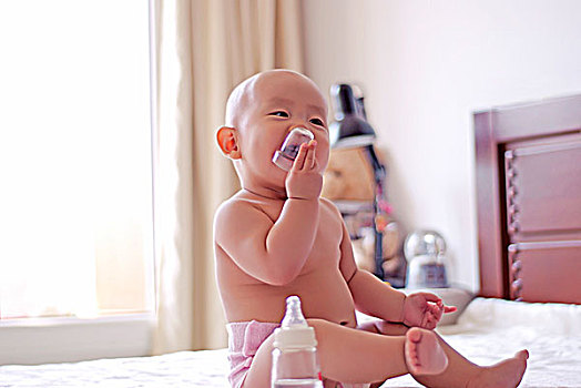 在玩奶瓶盖的婴儿
