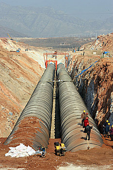 南水北调工程北京段的铺管对接施工现场