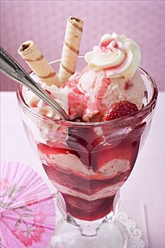 草莓冰激凌,草莓,奶油,威化脆皮