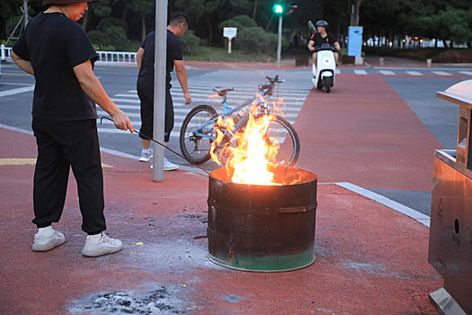 山东省日照市,移动式,银行,上岗十字路口,被市民称为祭祀神器