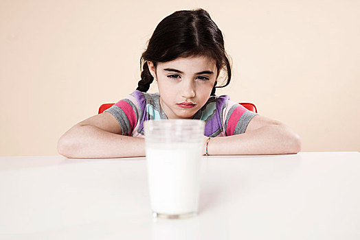 女孩,看,牛奶杯