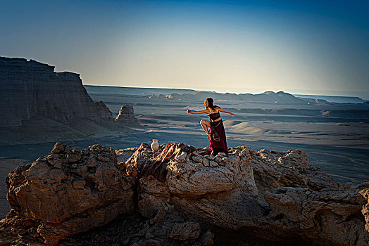 新疆,罗布泊,雅丹地貌,沙漠,沙岩,晚霞,光,岸崖,美女,姿式