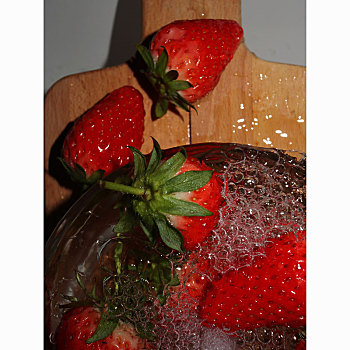 水与草莓
