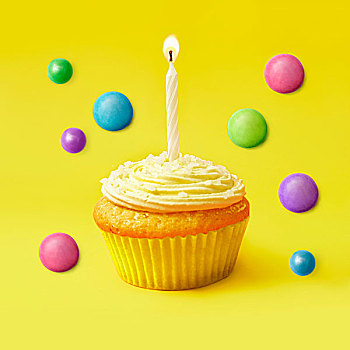 杯形蛋糕,一个,生日蜡烛,黄色背景