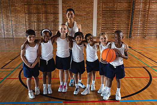 高兴,小学生,女性,教练,看镜头,篮球场