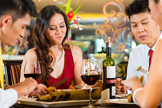 中国人,情侣,祝酒,葡萄酒,餐馆