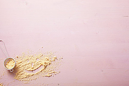 玉米,粗粒小麦粉,粉色背景