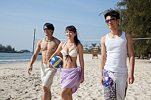 海边年轻人玩沙滩排球