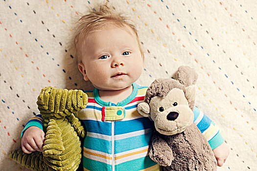 男婴,搂抱,毛绒玩具