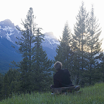 男人,放松,腿,长椅,阿尔卑斯草甸,伦多山,后面,加拿大,艾伯塔省
