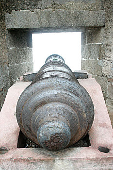 崖门古炮台的古炮,崖门,宋朝最后一位皇帝灭亡之地,2005-03摄
