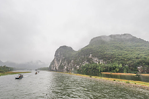 烟雨中的中国桂林漓江山水风光