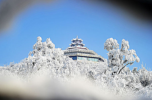 天门山雪景中的阁楼