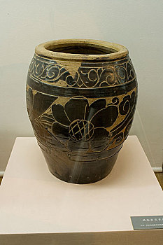 内蒙古博物馆陈列元代褐釉剔花瓷瓶