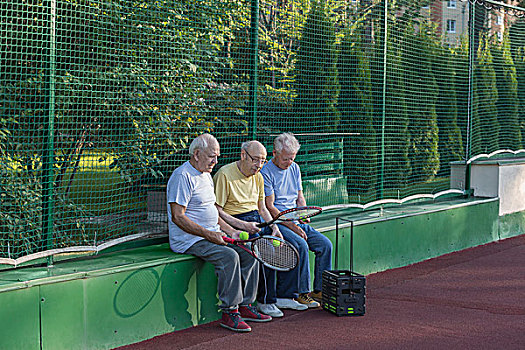 老人,朋友,网球拍,坐,栅栏,球场