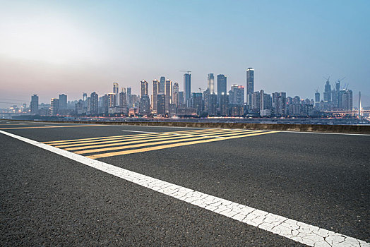 路面天际线和重庆现代建筑背景图